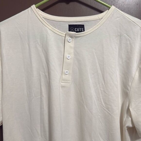 Cuts Clothing Men's Short  Sleeve Curve Hem Crew NeckSignature Fit Tee - XL - Picture 3 of 6